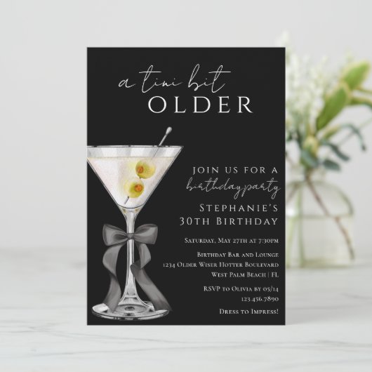 Ein Tini Bit Ältere Chic Black Dirty Martini Gebur Einladung (Stehend Vorderseite)