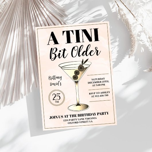 Ein Tini-Bit Ältere moderne Martini-Cocktail Gebur Einladung