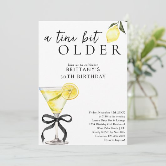 Ein Tini Bit Older Lemon Drop Martini 30. Geburtst Einladung (Stehend Vorderseite)