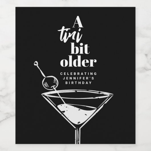 Ein Tini Bit Older Martini Moderner Schwarzer Gebu Weinetikett (Einzelnes Label)