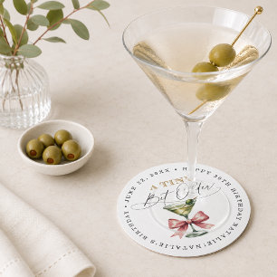 Ein Tini Bit Older Martini Pink Bow Geburtstag Runder Pappuntersetzer