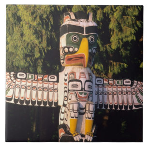 Ein Totempfahl in Vancouver, Kanada. Fliese