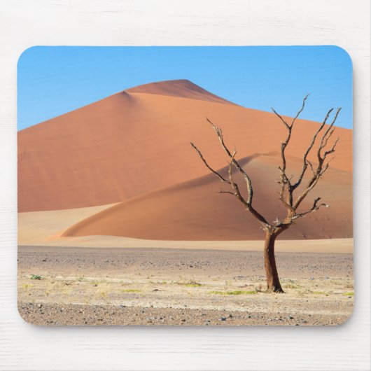 Ein toter Baum auf einer Wüste schlicht mit Dünen Mousepad (Vorne)