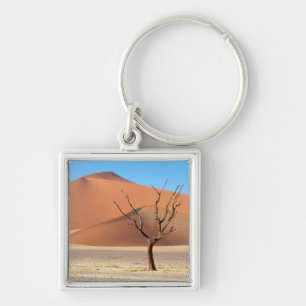 Ein toter Baum auf einer Wüste schlicht mit Dünen Schlüsselanhänger