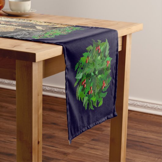 Ein Tranquil brennender Weihnachten-Klotz mit Kurzer Tischläufer (Beispiel)