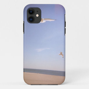 ein träumerisches Bild der Seemöwen, die am Strand iPhone 11 Hülle