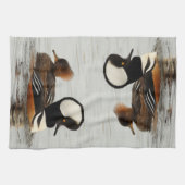 Ein Treffen der gehobenen Merganser Enten am Teich Geschirrtuch (Horizontal)