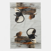 Ein Treffen der gehobenen Merganser Enten am Teich Geschirrtuch (Vertikal)