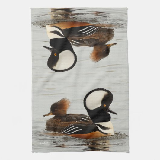 Ein Treffen der gehobenen Merganser Enten am Teich Geschirrtuch (Vertikal)