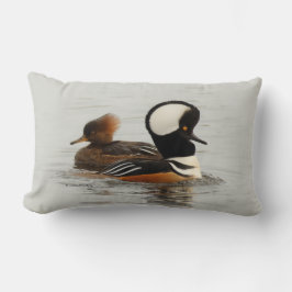 Ein Treffen der gehobenen Merganser Enten am Teich Lendenkissen