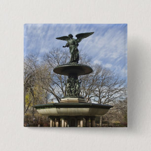 Ein trockener Bethesda-Brunnen im Winter im Centra Button