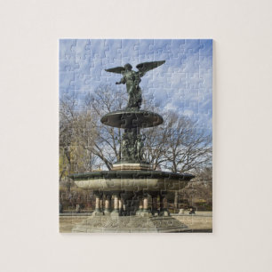 Ein trockener Bethesda-Brunnen im Winter im Centra Puzzle