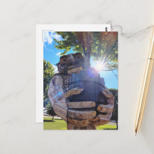 Ein Troll hält einen Baum hoch Postkarte (Vorderseite/Rückseite Beispiel)