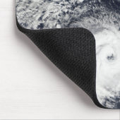 Ein tropischer Wirbelsturm Mousepad (Ecke)