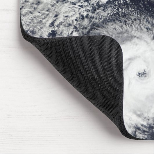 Ein tropischer Wirbelsturm Mousepad (Ecke)