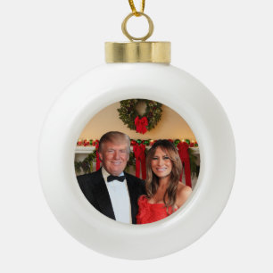 Ein Trump-Weihnachten: Donald und Melania Keramik Kugel-Ornament