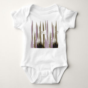 Ein unberührter See inmitten schneebedeckter Berge Baby Strampler