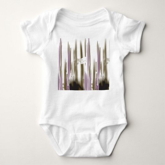 Ein unberührter See inmitten schneebedeckter Berge Baby Strampler (Vorderseite)