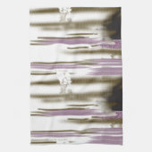 Ein unberührter See inmitten schneebedeckter Berge Geschirrtuch (Vertikal)