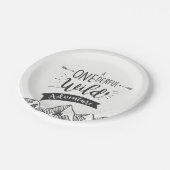 Ein unermüdlicher Wild Adventure Paper Plate Boy Pappteller (Schrägansicht)