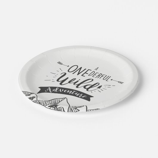 Ein unermüdlicher Wild Adventure Paper Plate Boy Pappteller (Schrägansicht)