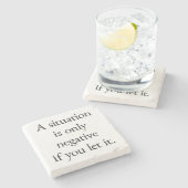 Ein Untersetzer aus Marmorstein (Seitenansicht)