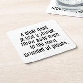 Ein Untersetzer mit einem leeren Kopfpapier (angewinkelt)