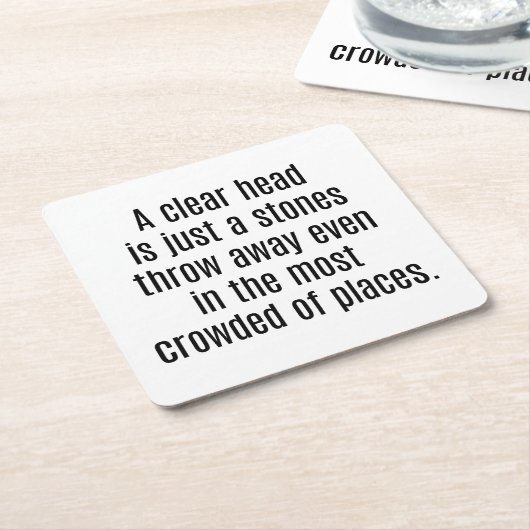 Ein Untersetzer mit einem leeren Kopfpapier (angewinkelt)