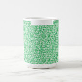 Ein üppiger, grüner Farn mit zarten, rauen Fronten Kaffeetasse (Mittel)