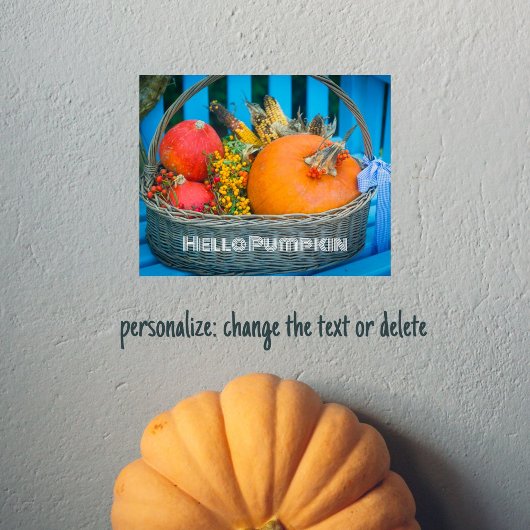 Ein Urlaubskorb mit Kürbis Poster