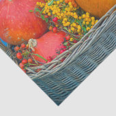 Ein Urlaubskorb mit Kürbis Seidenpapier (Ausschnitt)