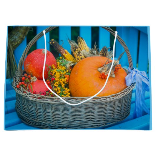 Ein Urlaubskorb voller Kürbis Große Geschenktüte (Vorderseite)
