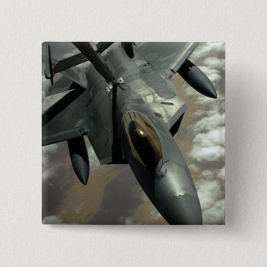 Ein US Air Force F-22 Raptor wird von einem KC- Button (Vorderseite)