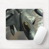 Ein US Air Force F-22 Raptor wird von einem KC- Mousepad (Mit Mouse)