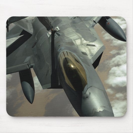 Ein US Air Force F-22 Raptor wird von einem KC- Mousepad (Vorne)