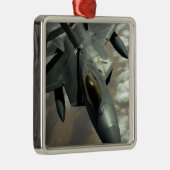 Ein US Air Force F-22 Raptor wird von einem KC- Ornament Aus Metall (Rechts)