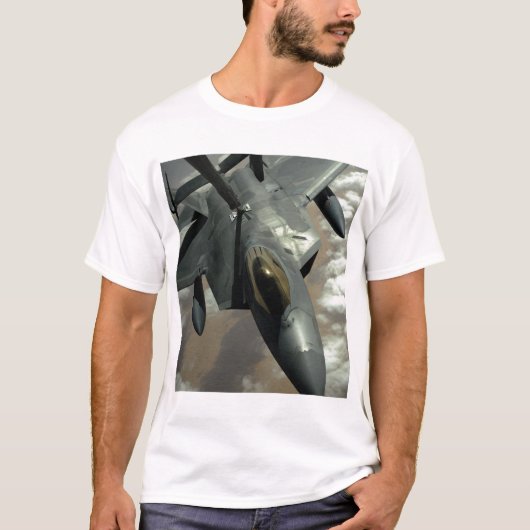 Ein US Air Force F-22 Raptor wird von einem KC- T-Shirt (Vorderseite)