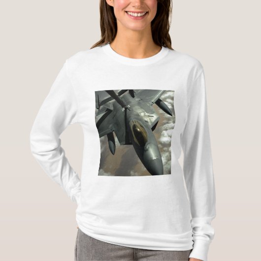 Ein US Air Force F-22 Raptor wird von einem KC- T-Shirt (Vorderseite)