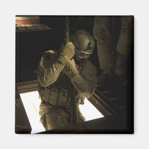 Ein US-Luftwaffe pararescueman fängt seinen Abfal Magnet