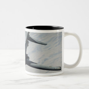 Ein US-LuftwaffeB-1B Lancer auf einer Zweifarbige Tasse