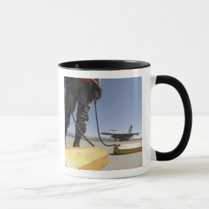 Ein US-Luftwaffen-Crewleiter Tasse