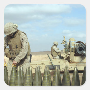 Ein US-Marinesoldat bereitet Haubitzerunden vor, Quadratischer Aufkleber