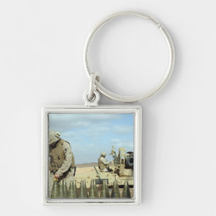 Ein US-Marinesoldat bereitet Haubitzerunden vor, Schlüsselanhänger