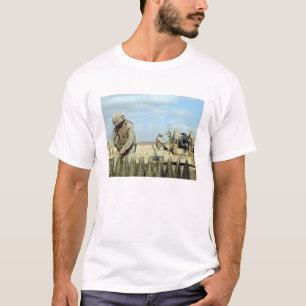 Ein US-Marinesoldat bereitet Haubitzerunden vor, T-Shirt