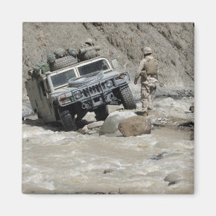 Ein US-Marinesoldat, der den Fahrer von einem Magnet