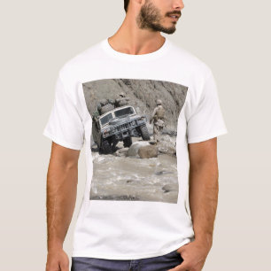 Ein US-Marinesoldat, der den Fahrer von einem T-Shirt