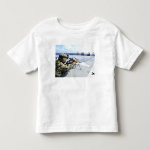 Ein US-Marinesoldat, der seine Waffe justiert Kleinkind T-shirt