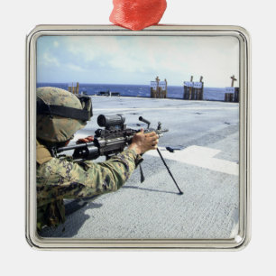 Ein US-Marinesoldat, der seine Waffe justiert Ornament Aus Metall