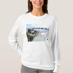 Ein US-Marinesoldat, der seine Waffe justiert T-Shirt