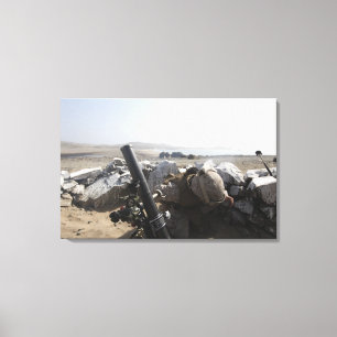 Ein US-Marinesoldat feuert einen Mörser in den Leinwanddruck